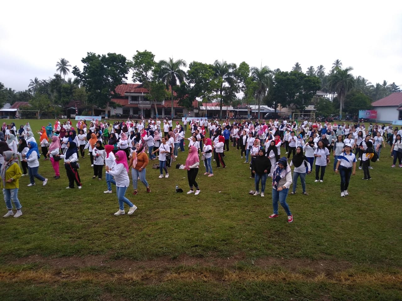 Sambut Hari Guru Nasional dan HUT PGRI Disdik Kotamobagu Jalan Sehat & Tari Dana-dana